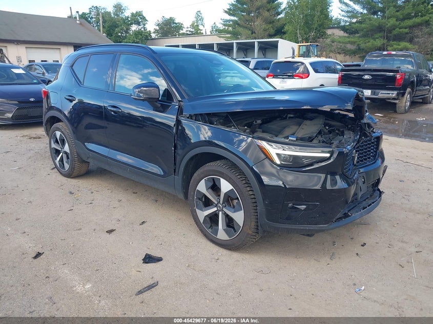 Photo of the 2025 VOLVO XC40 B5 PLUS DARK THEME