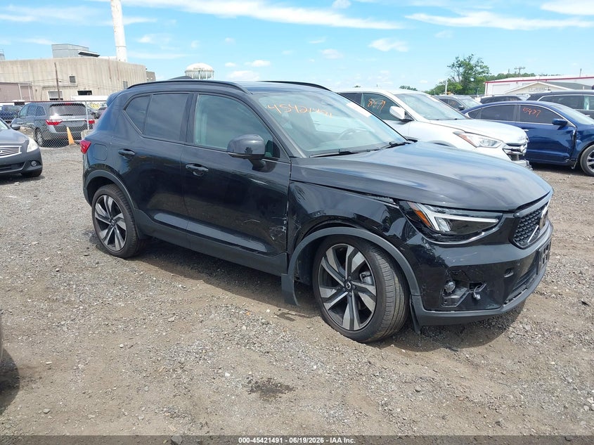Photo of the 2025 VOLVO XC40 B5 PLUS DARK THEME