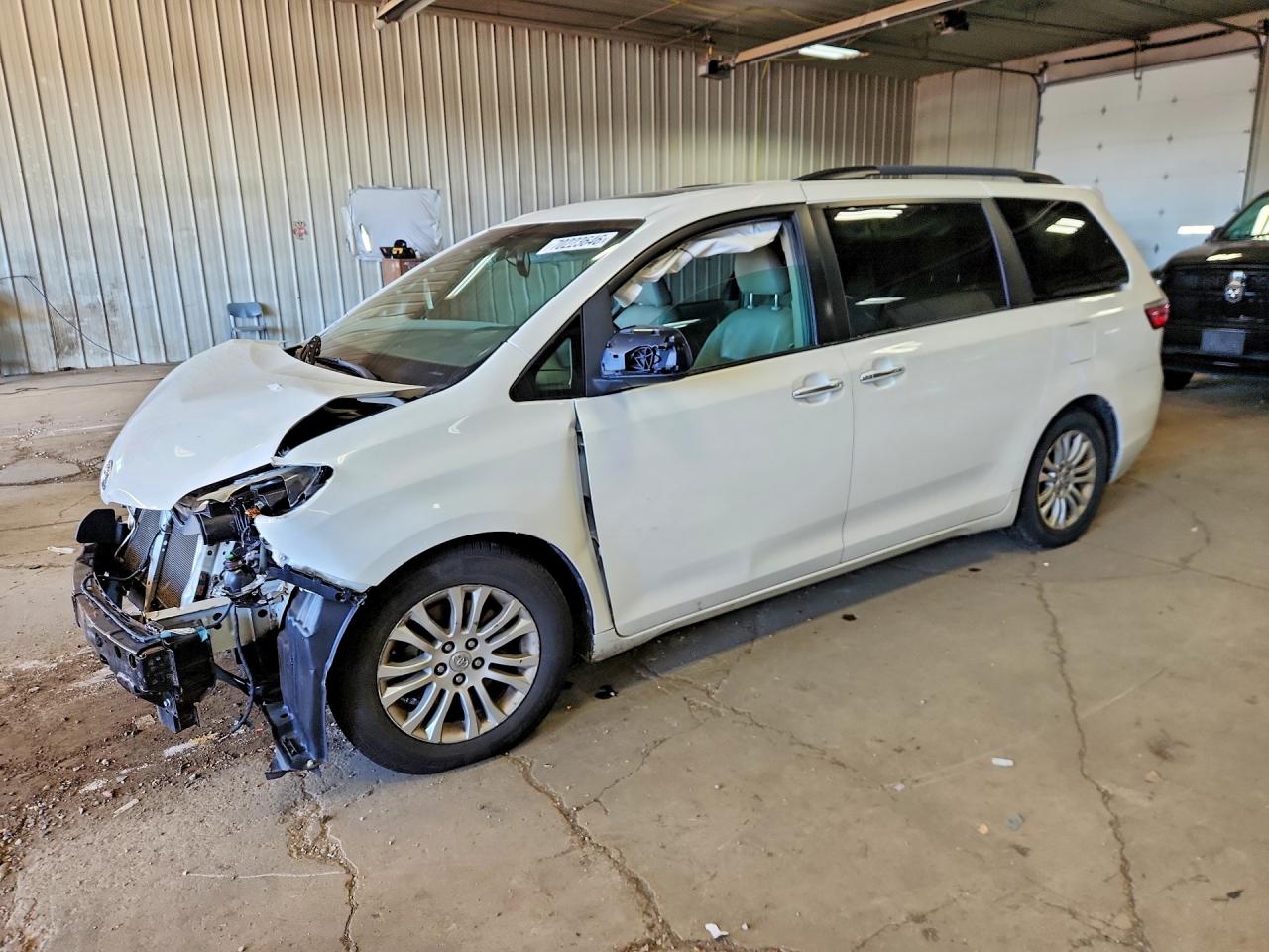 Photo of the 2016 TOYOTA SIENNA XLE 8-PASSENGER