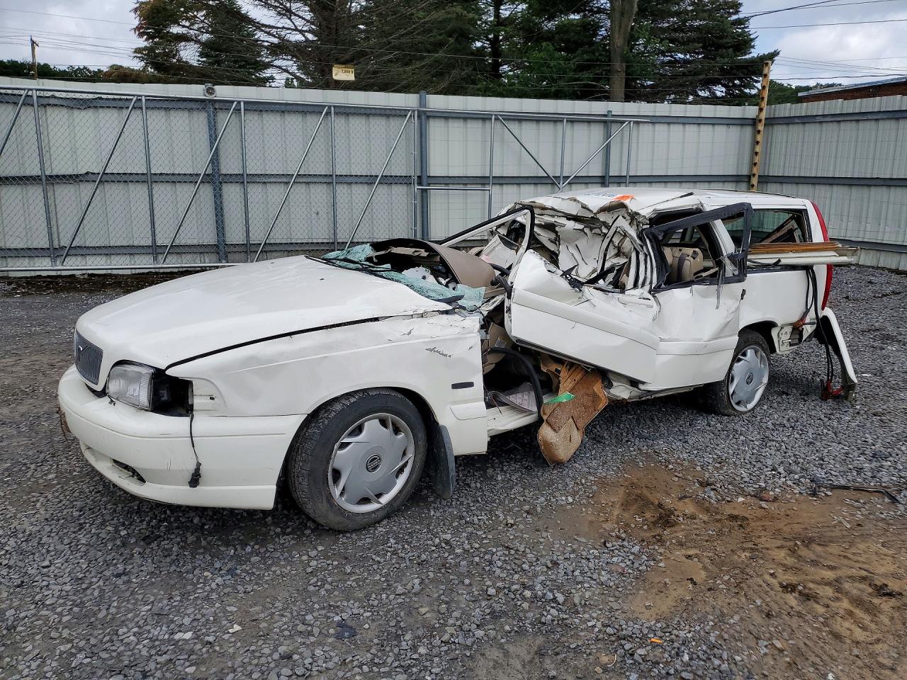 Photo of the 1998 VOLVO V70