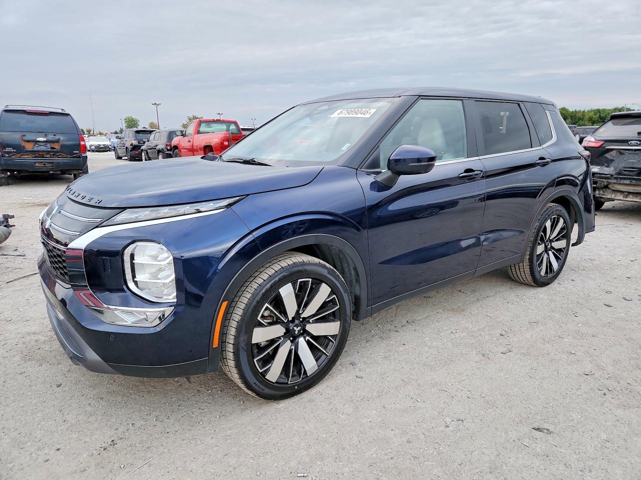 Photo of the 2025 MITSUBISHI OUTLANDER SE
