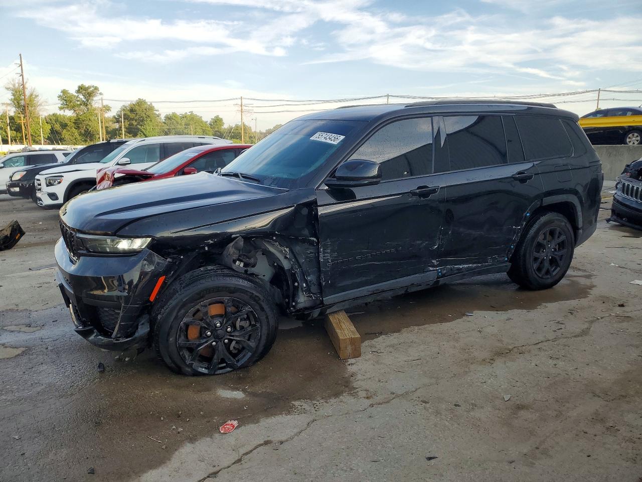 Photo of the 2024 JEEP GRAND CHEROKEE L LAREDO