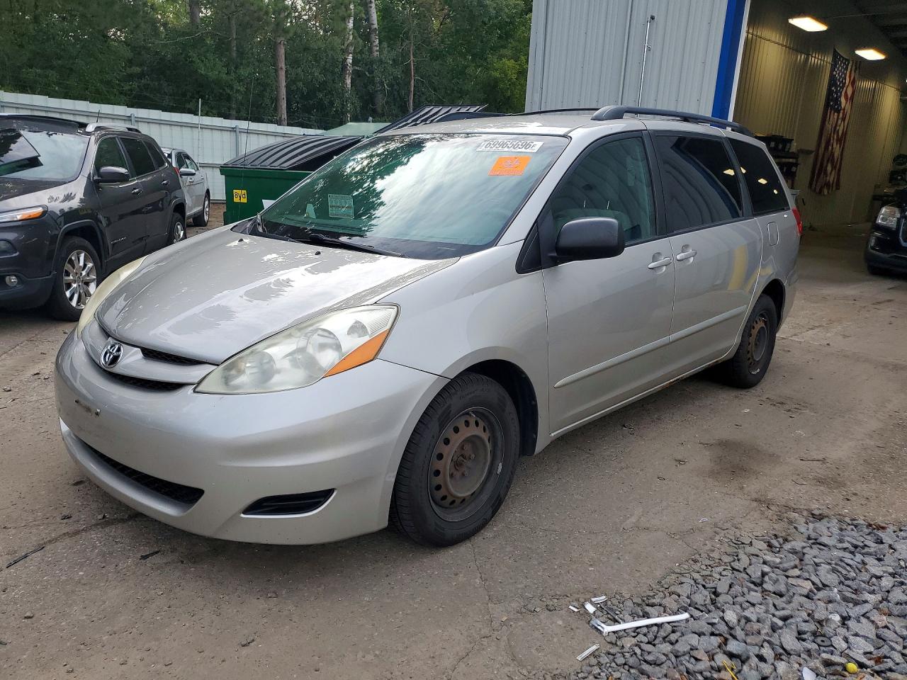 Photo of the 2009 TOYOTA SIENNA LE 7-PASSENGER
