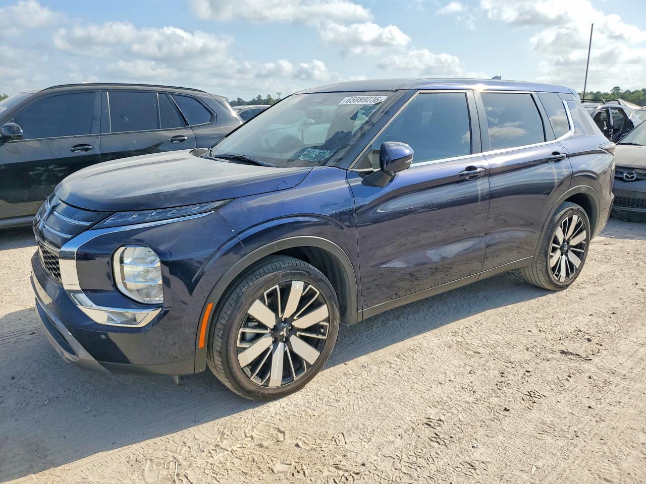 Photo of the 2025 MITSUBISHI OUTLANDER SE