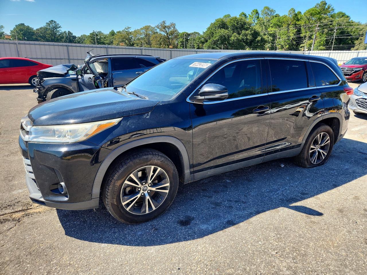 Photo of the 2019 TOYOTA HIGHLANDER LE