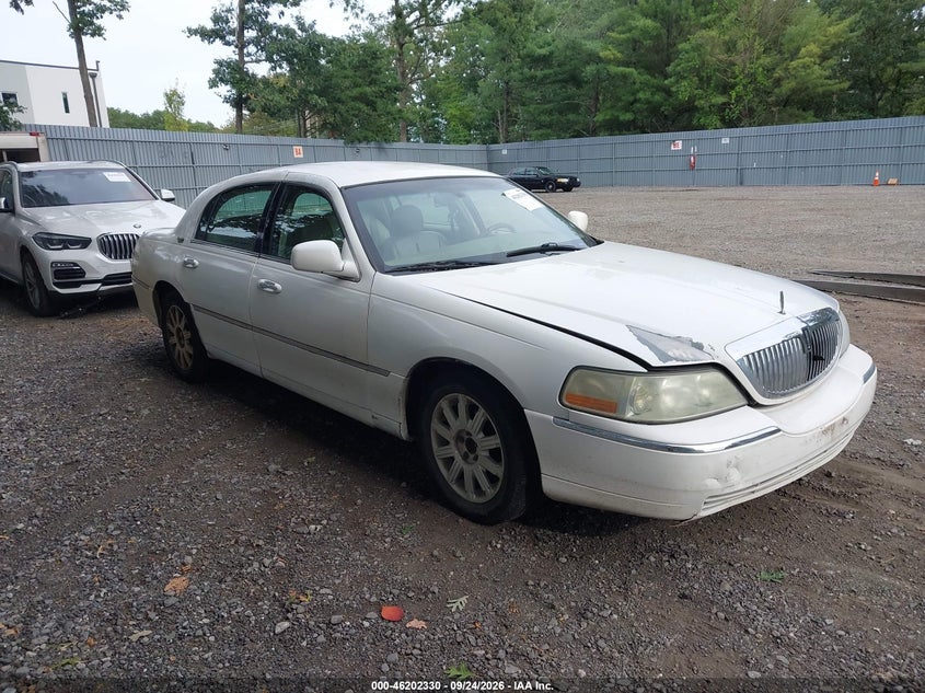 Photo of the 2010 LINCOLN TOWN CAR SIGNATURE LIMITED