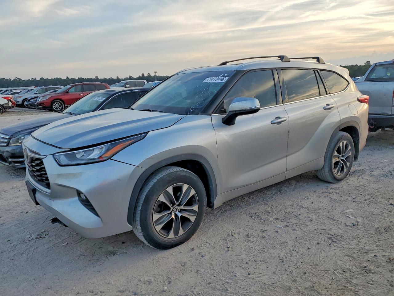 Photo of the 2020 TOYOTA HIGHLANDER XLE