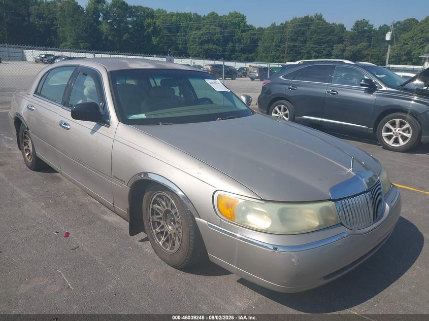 Photo of the 2001 LINCOLN TOWN CAR SIGNATURE
