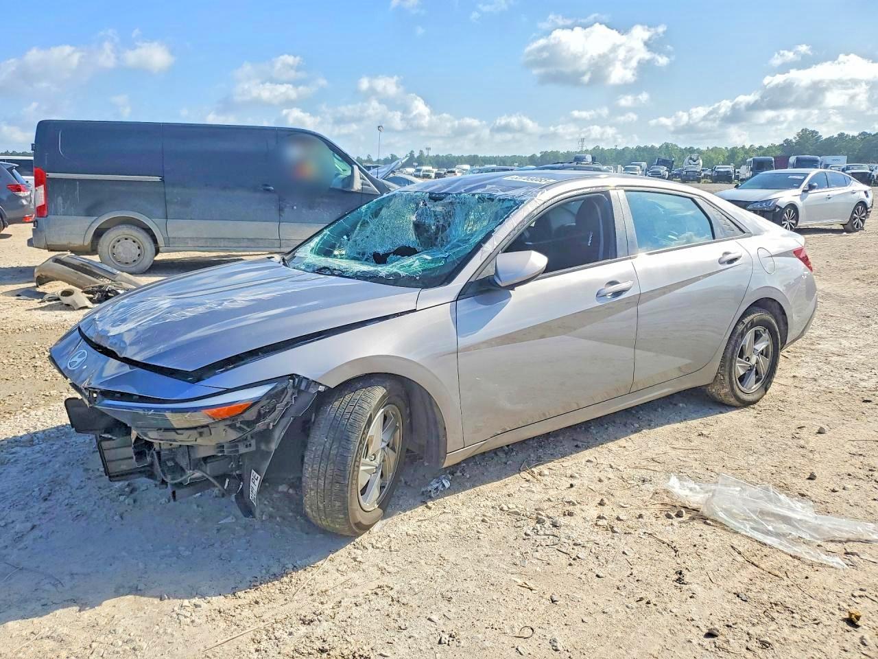 Photo of the 2025 HYUNDAI ELANTRA SE