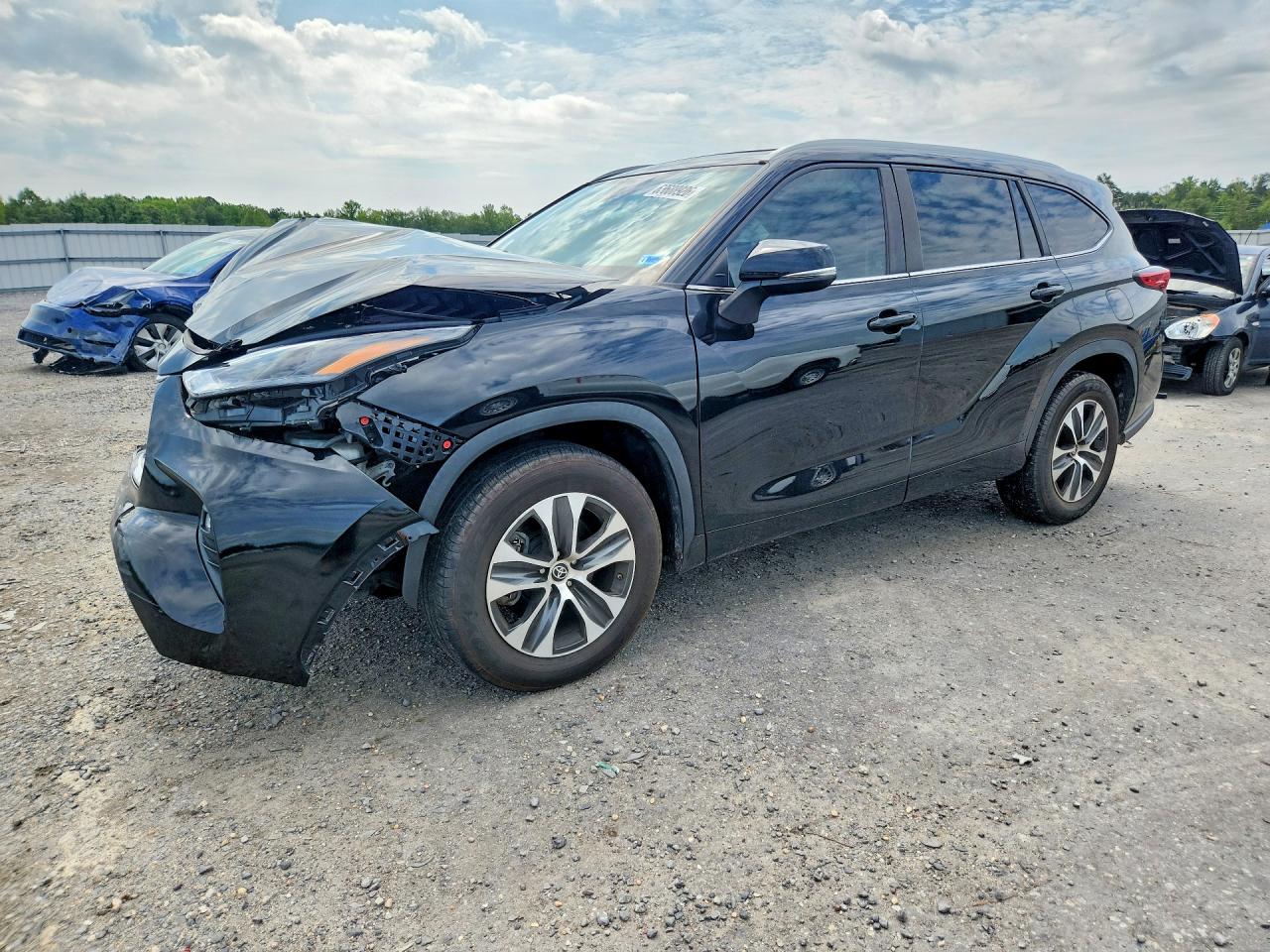 Photo of the 2023 TOYOTA HIGHLANDER XLE