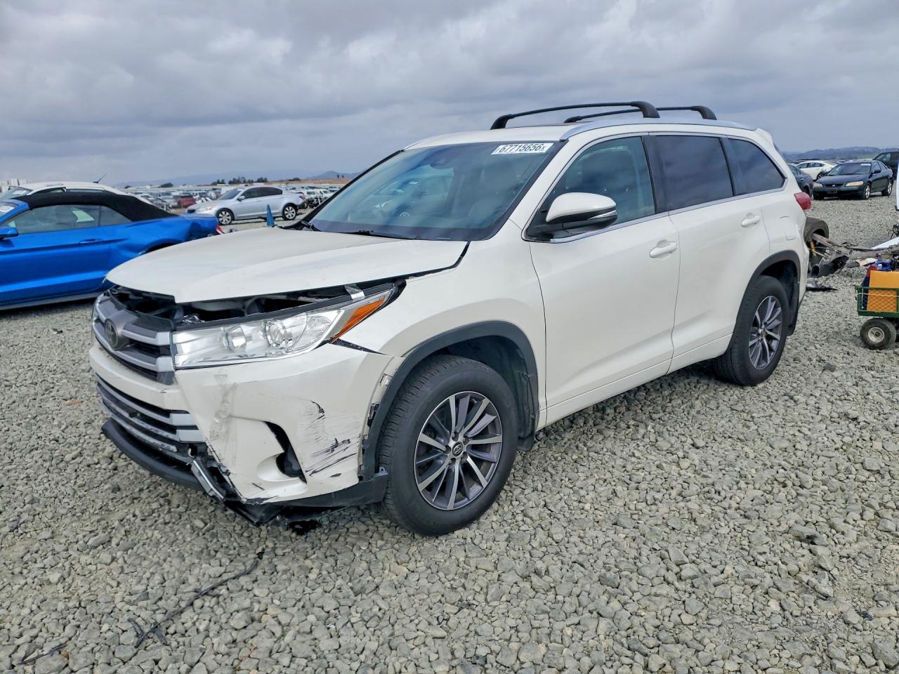 Photo of the 2017 TOYOTA HIGHLANDER XLE