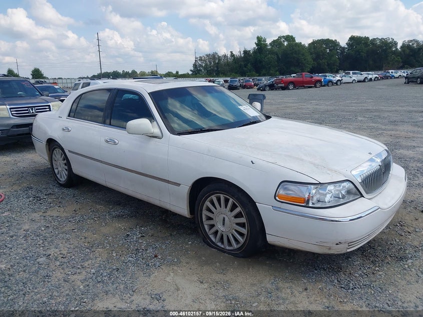 Photo of the 2003 LINCOLN TOWN CAR SIGNATURE