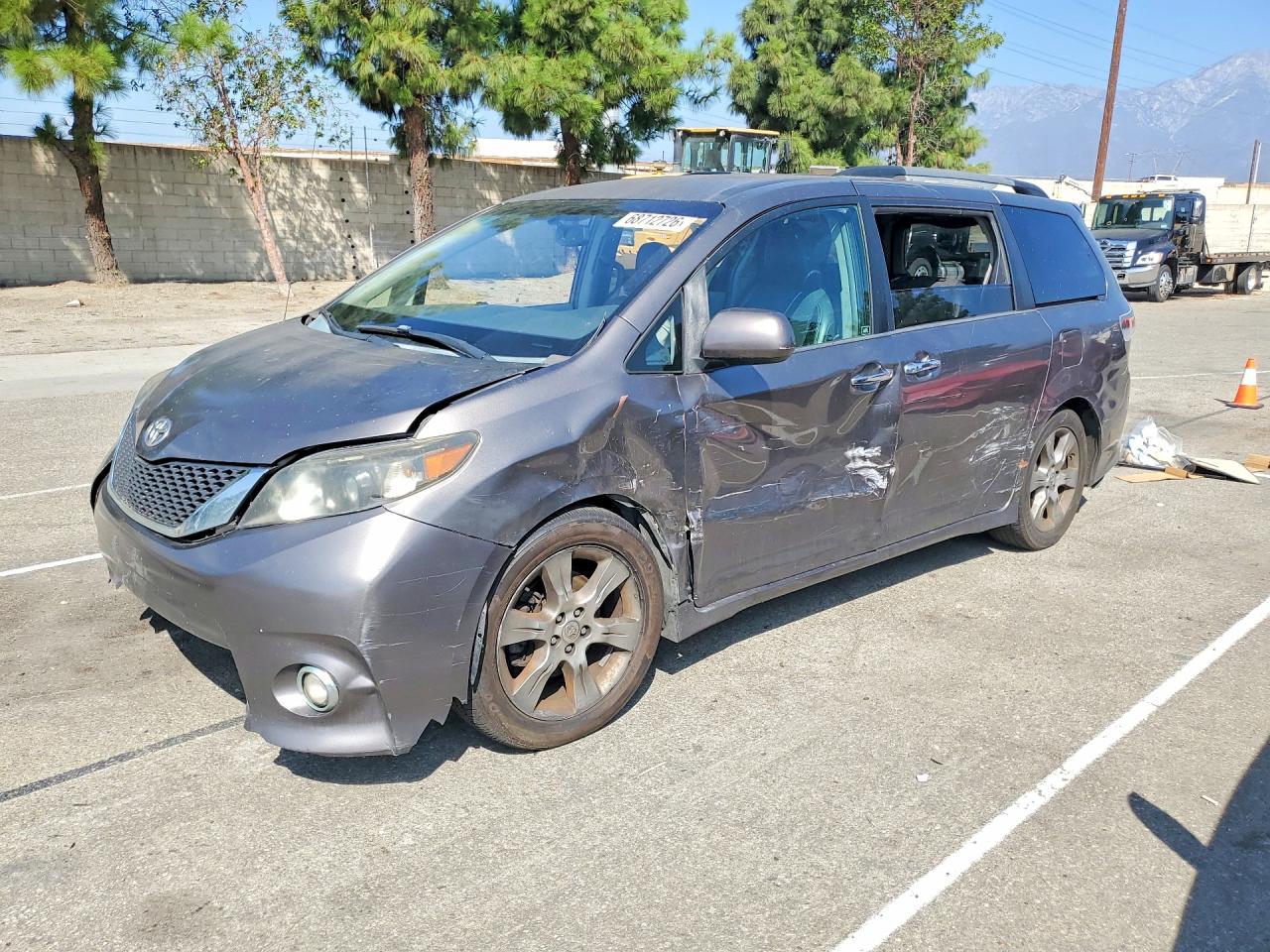 Photo of the 2014 TOYOTA SIENNA SPORT