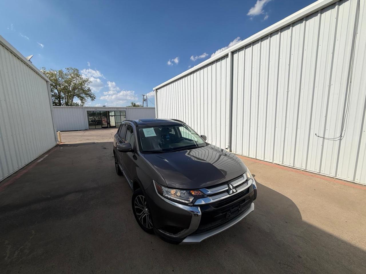 Photo of the 2016 MITSUBISHI OUTLANDER SE