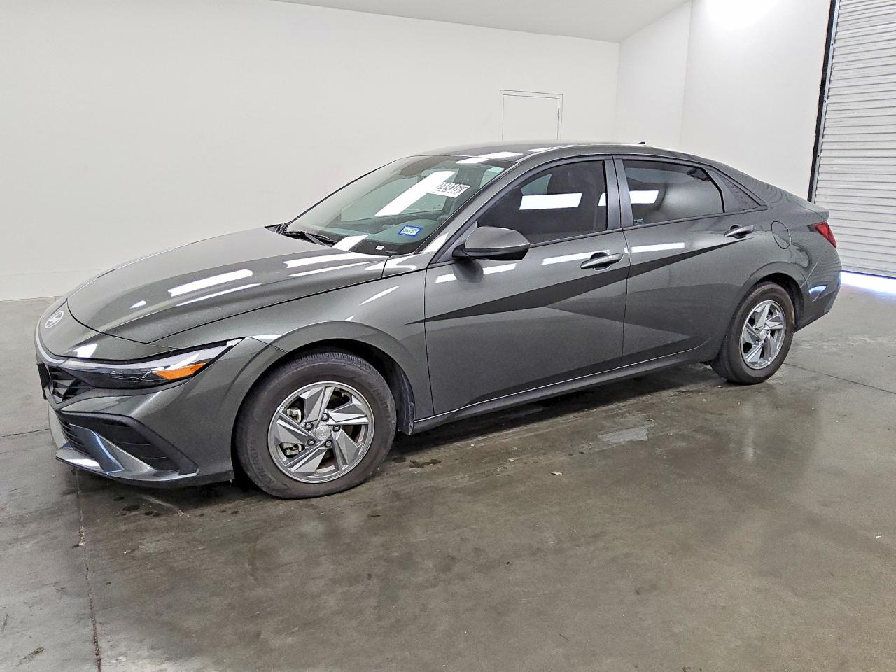 Photo of the 2025 HYUNDAI ELANTRA SE