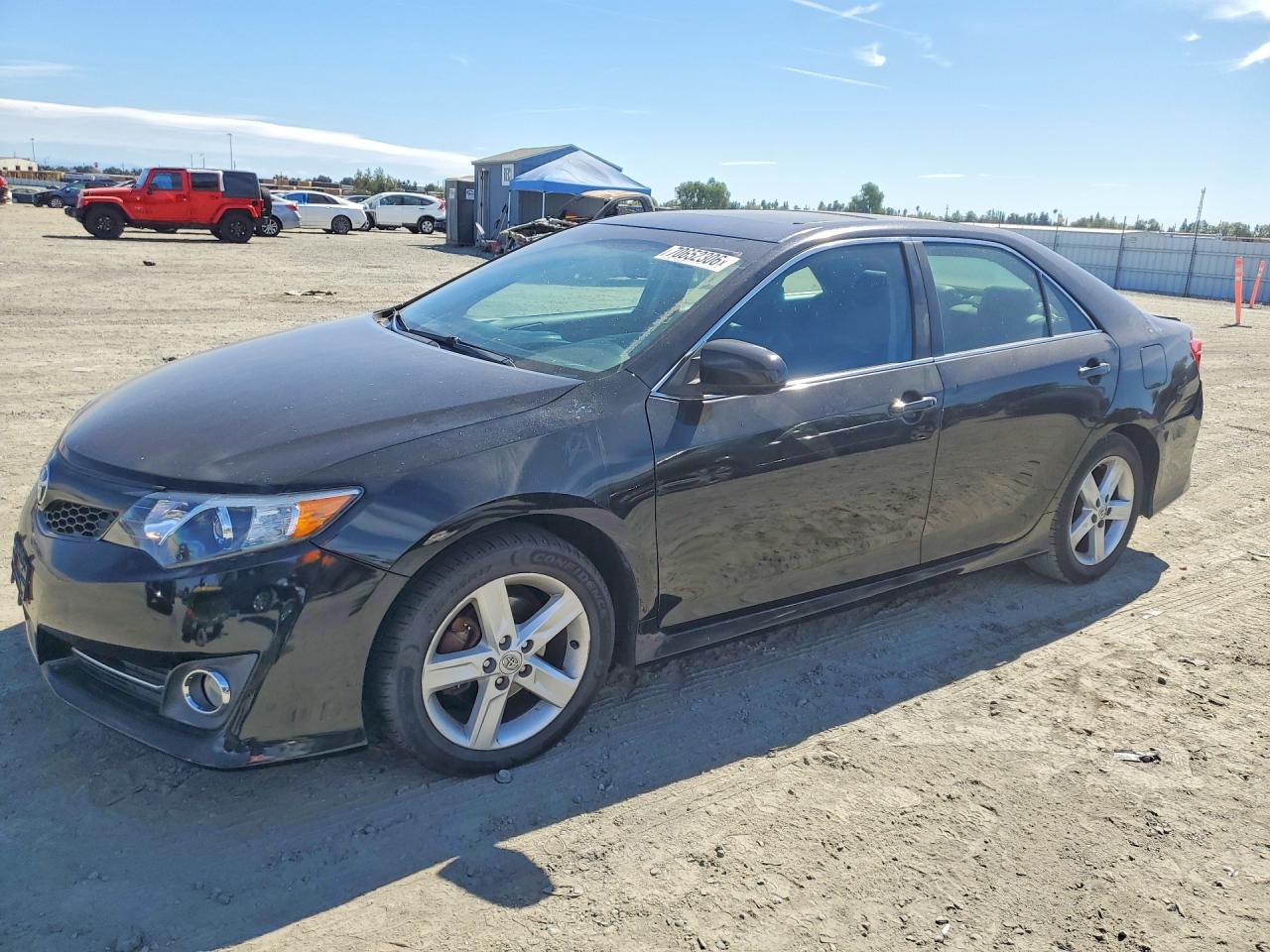 Photo of the 2014 TOYOTA CAMRY SE