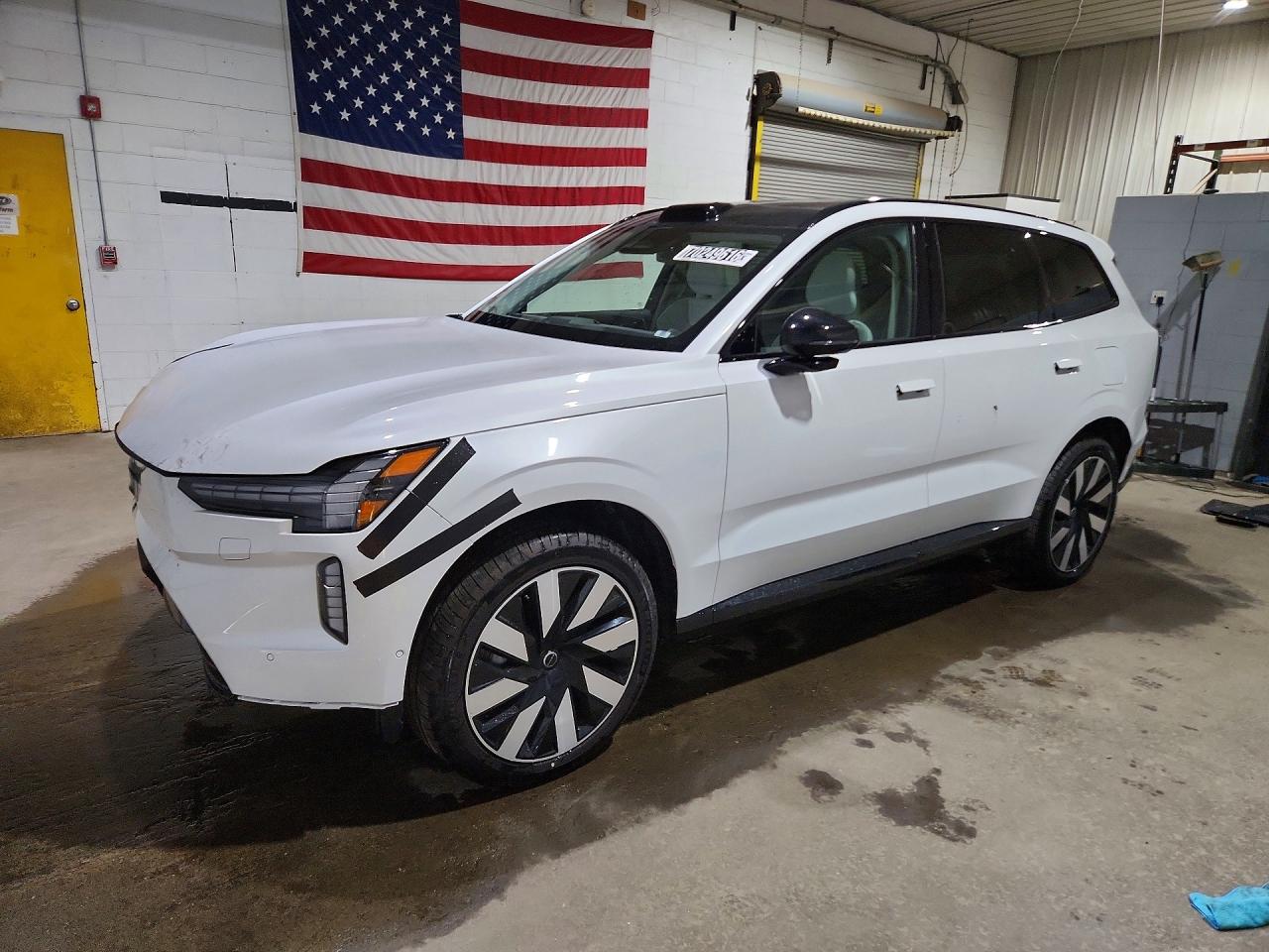 Photo of the 2025 VOLVO EX90 PLUS