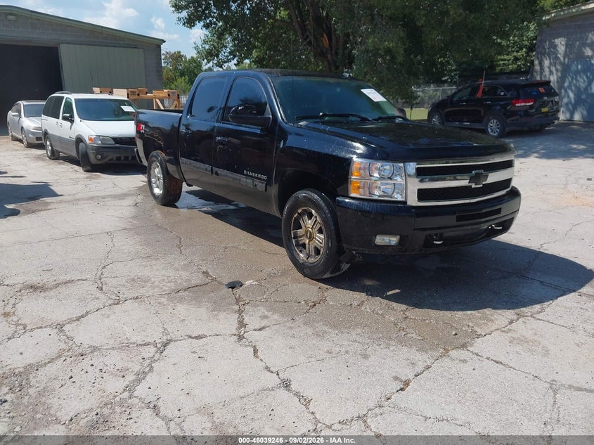 Photo of the 2011 CHEVROLET SILVERADO 1500 LT