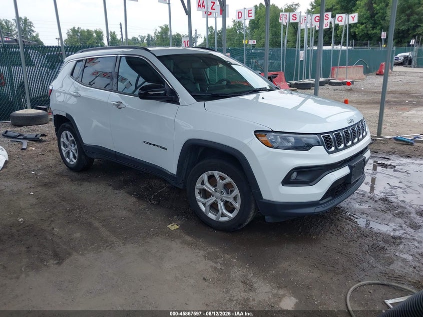 Photo of the 2024 JEEP COMPASS LATITUDE 4X4