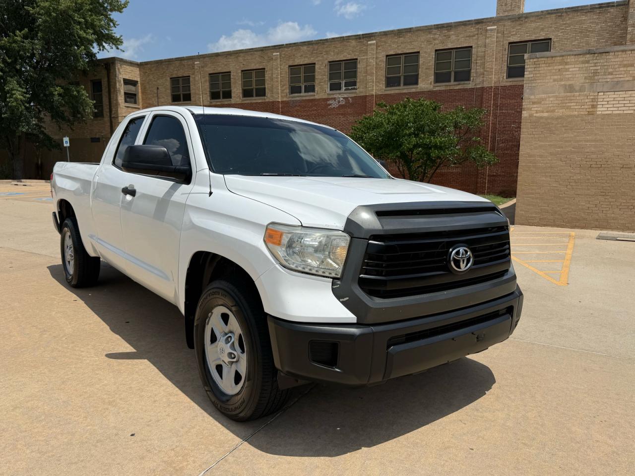 Photo of the 2016 TOYOTA TUNDRA SR
