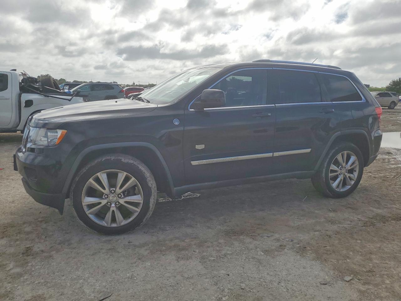 Photo of the 2011 JEEP GRAND CHEROKEE LAREDO