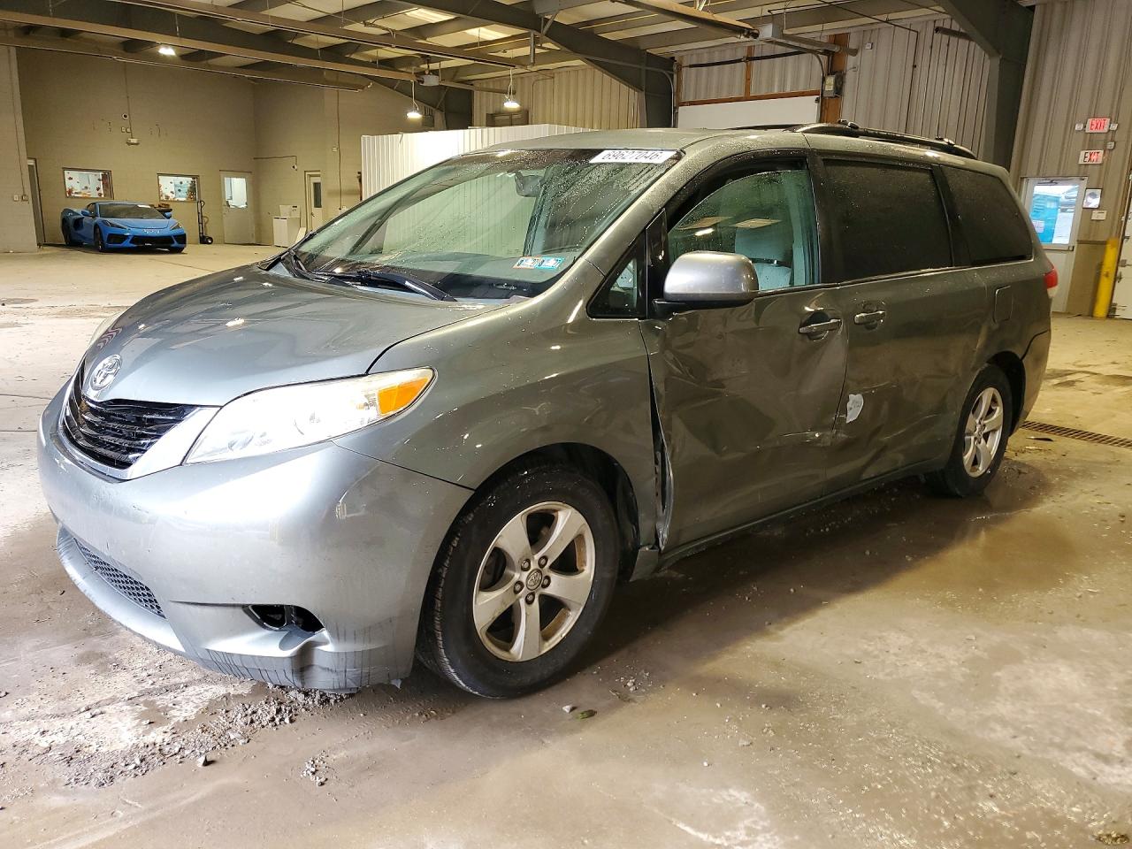 Photo of the 2014 TOYOTA SIENNA LE