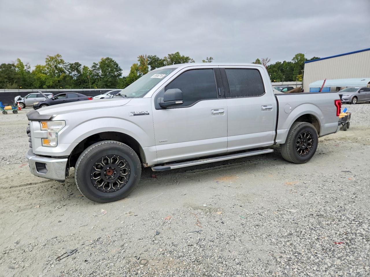 Photo of the 2015 FORD F150 SUPERCREW