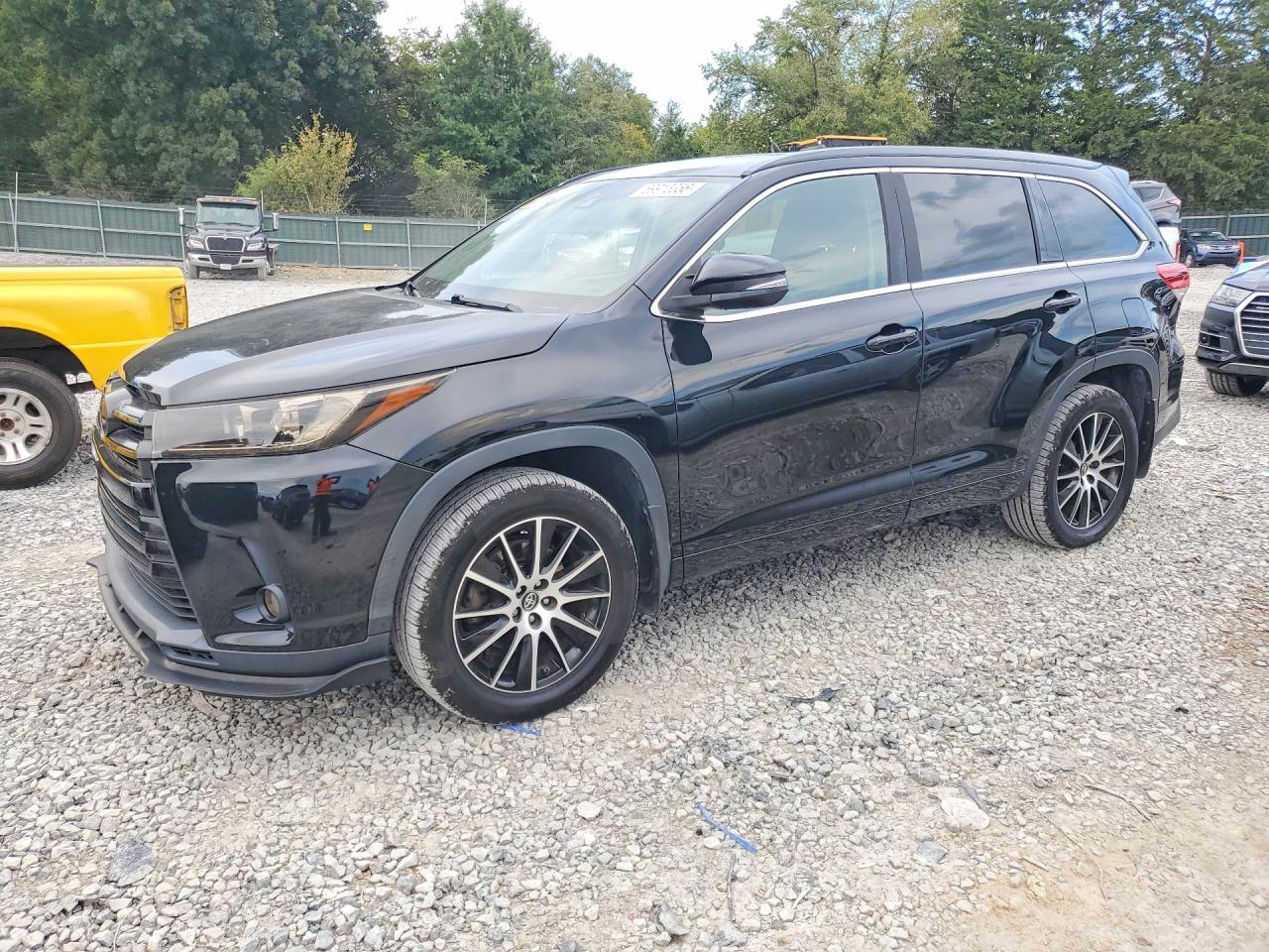 Photo of the 2017 TOYOTA HIGHLANDER SE