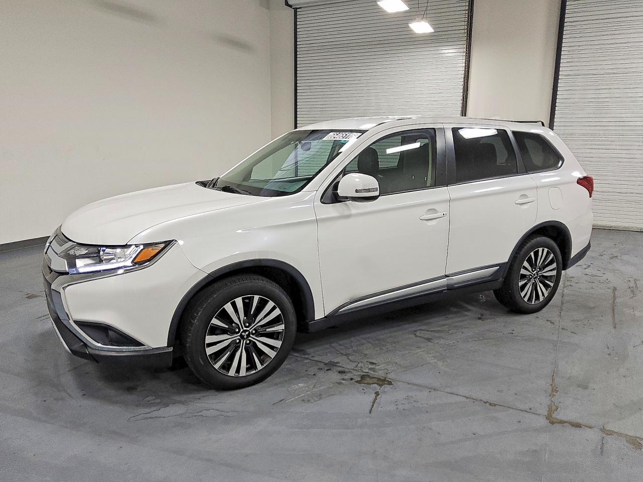 Photo of the 2019 MITSUBISHI OUTLANDER SE
