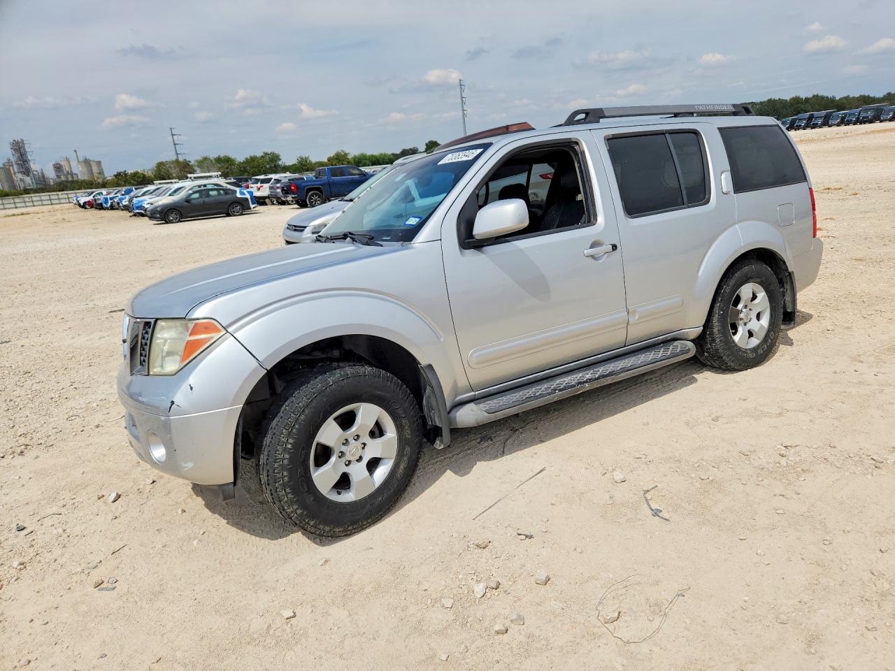 Photo of the 2005 NISSAN PATHFINDER XE