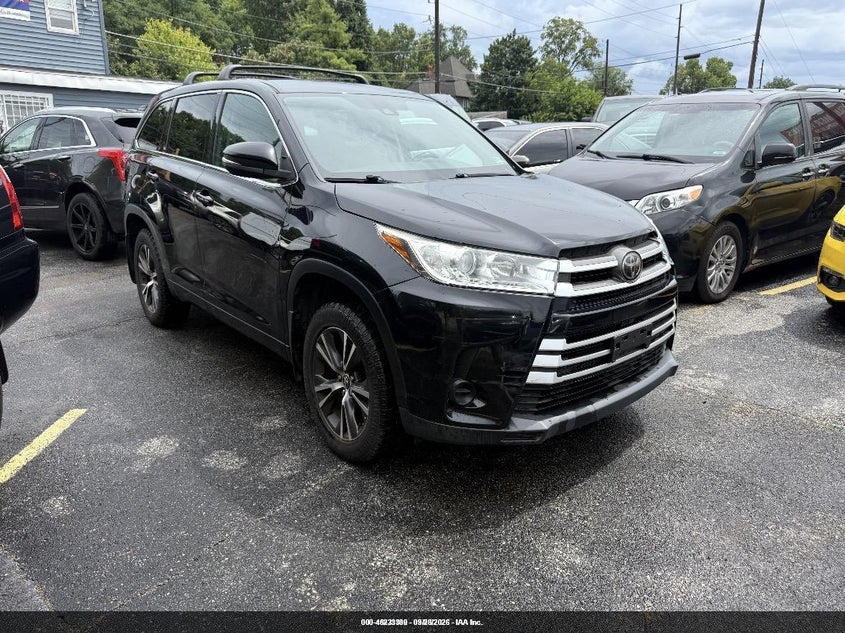 Photo of the 2018 TOYOTA HIGHLANDER LE