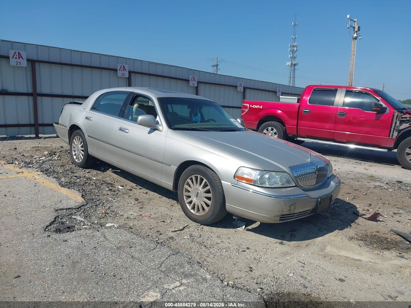 Photo of the 2004 LINCOLN TOWN CAR ULTIMATE