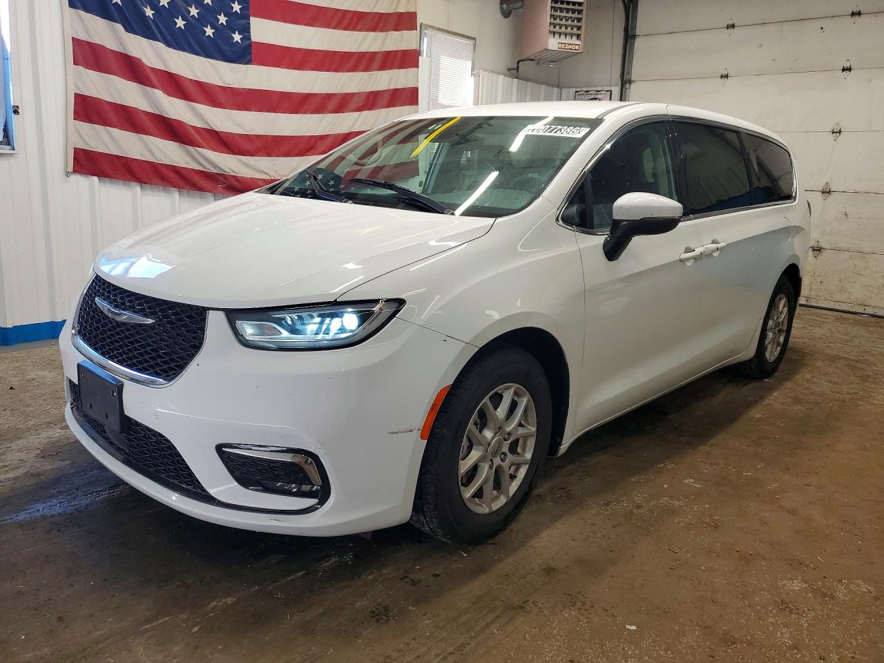 Photo of the 2023 CHRYSLER PACIFICA TOURING L