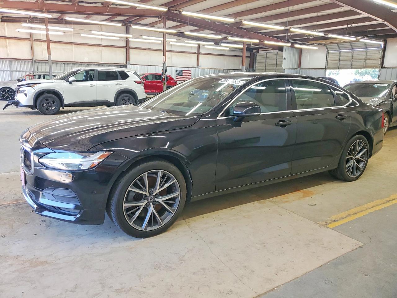 Photo of the 2018 VOLVO S90 T6 MOMENTUM