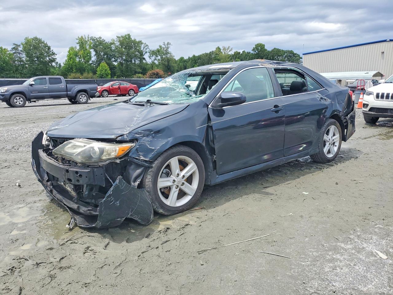 Photo of the 2014 TOYOTA CAMRY SE