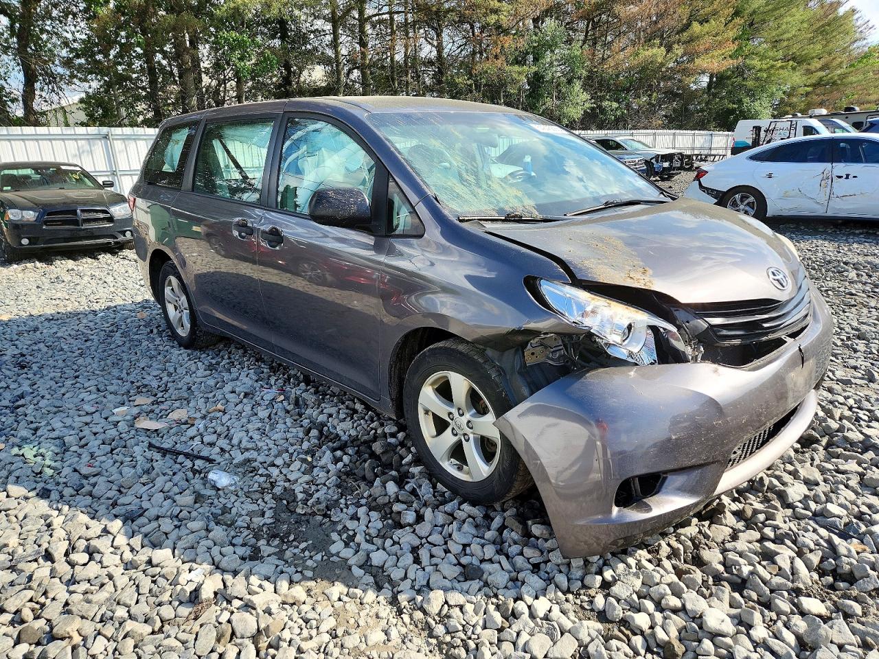 Photo of the 2017 TOYOTA SIENNA L 7-PASSENGER