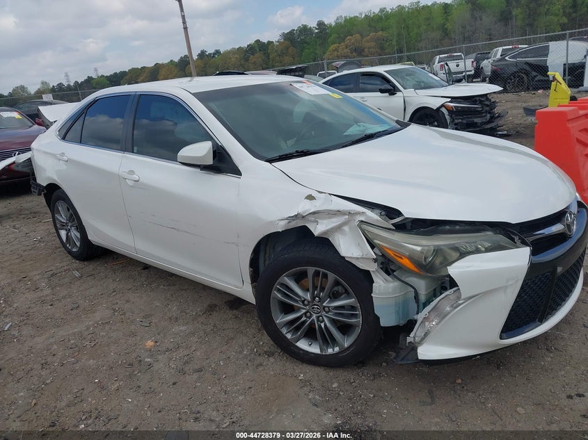 Photo of the 2015 TOYOTA CAMRY SE