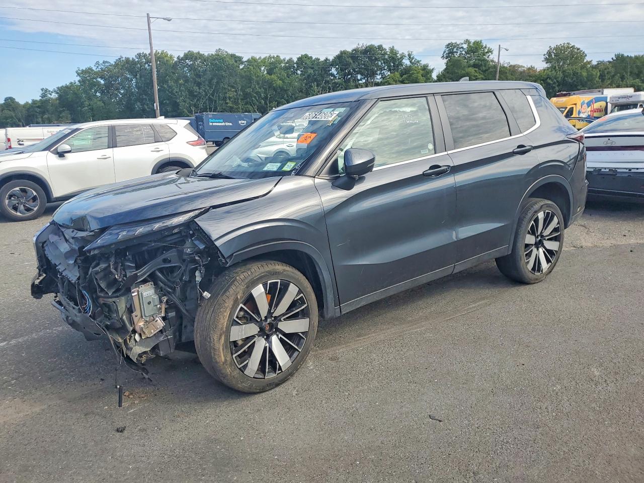 Photo of the 2025 MITSUBISHI OUTLANDER SE